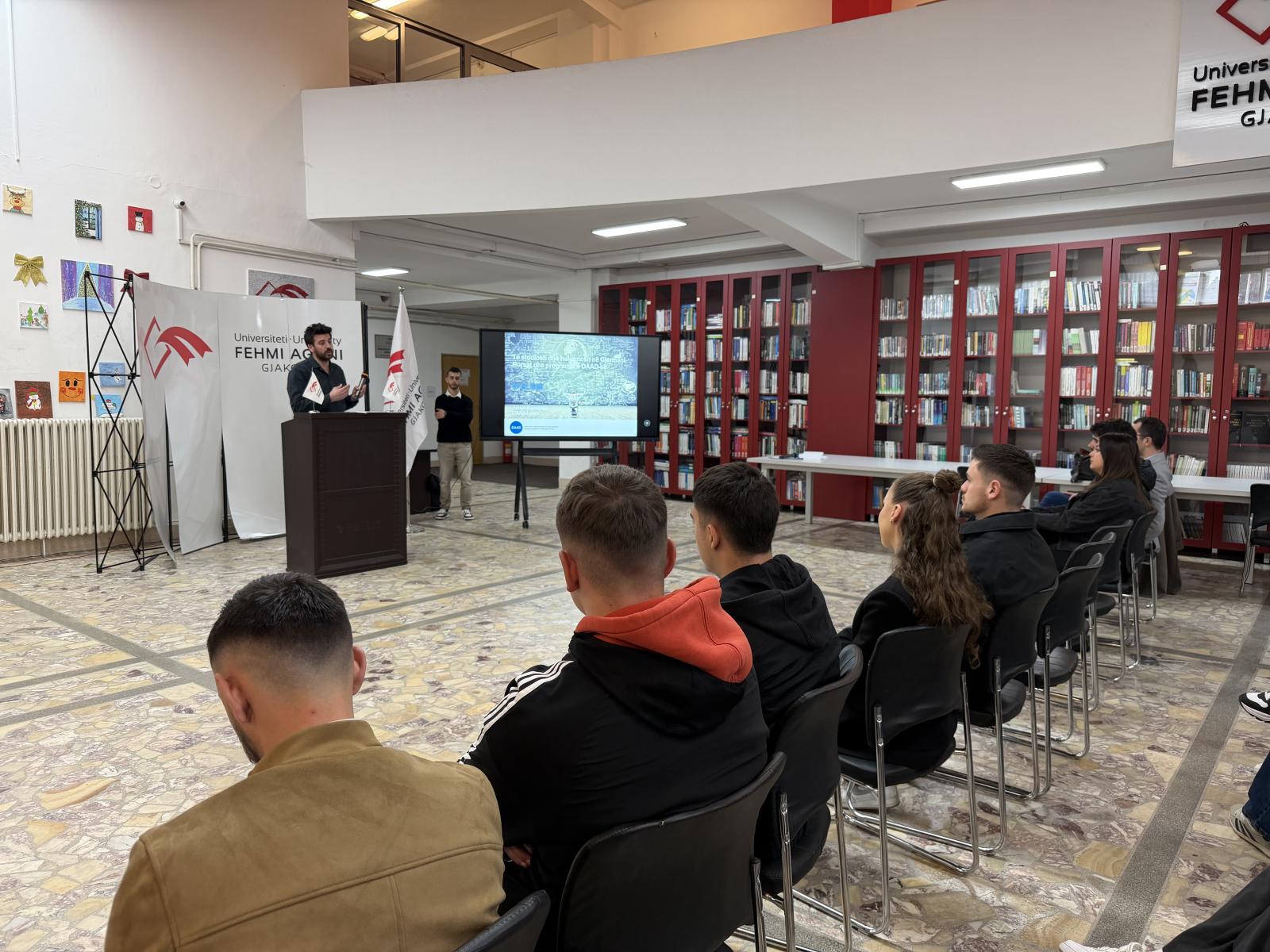 U mbajt prezantimi i bursave të DAAD për studentët e Universitetit “Fehmi Agani” në Gjakovë